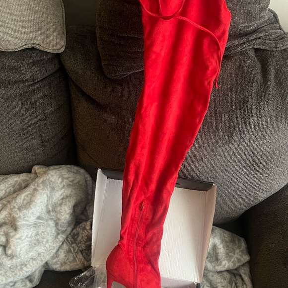 SEVERAL Never worn thigh high heels booties + a purse. 8.5-9 - Picture 4 of 13